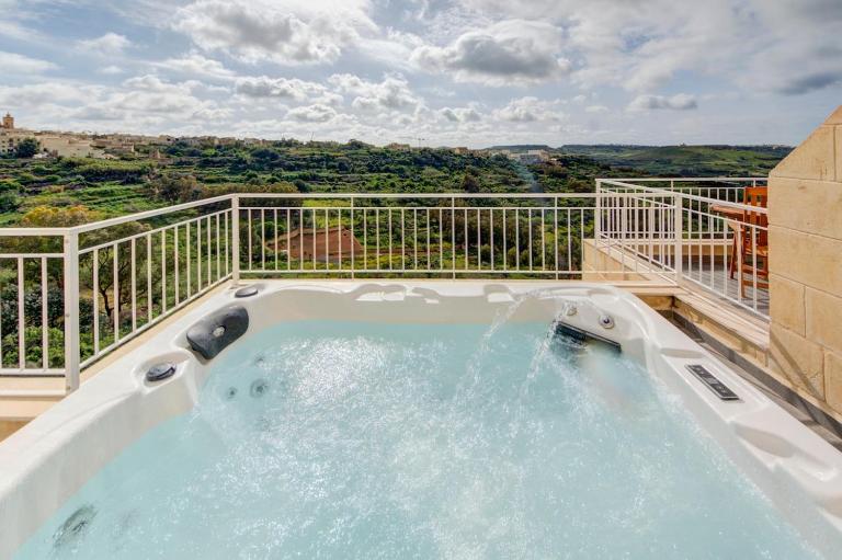 The Valley Collection - B26 - with Private hot tub - B&B Xaghra