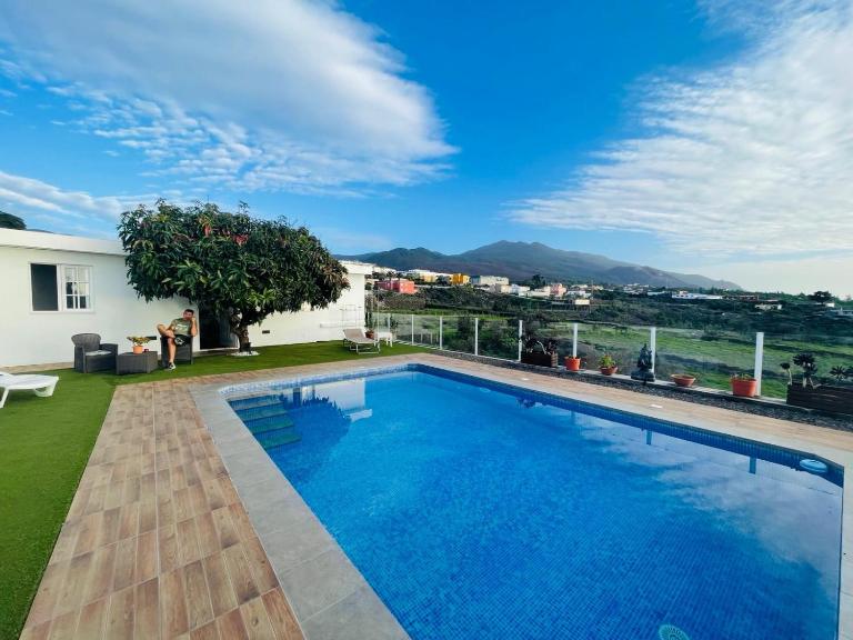 Casa Mango, con piscina y vistas al mar y volcán - B&B El Paso