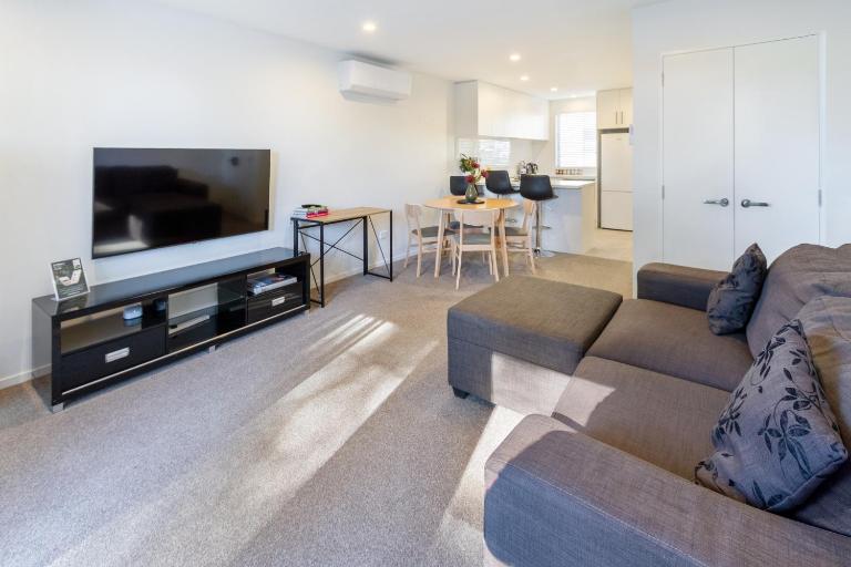Modern 2 Bed City-Fringe - Carpark and Courtyard - B&B Christchurch
