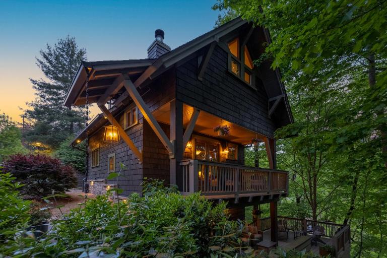 HOT TUB & PET-FRIENDLY Cabin in Cheshire Village - B&B Black Mountain