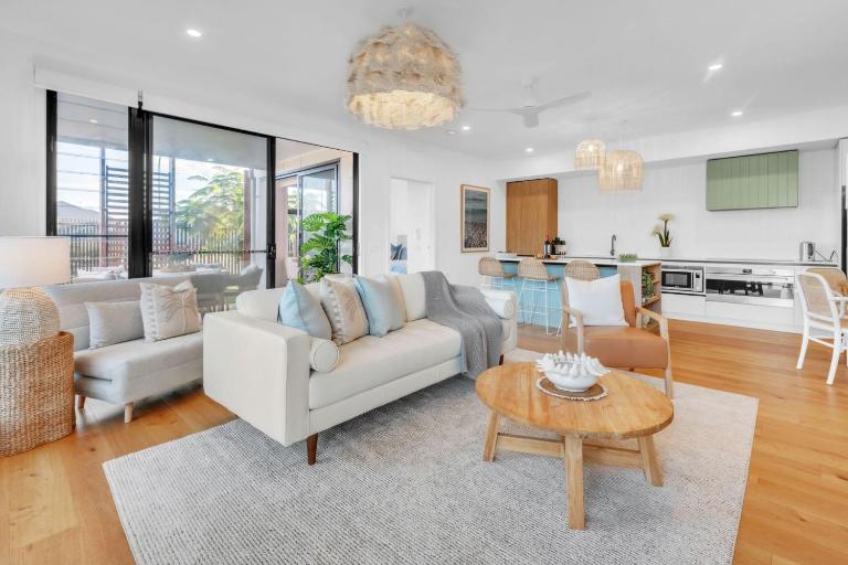 Birdsong Beach Retreat - Newly Built - B&B North Creek