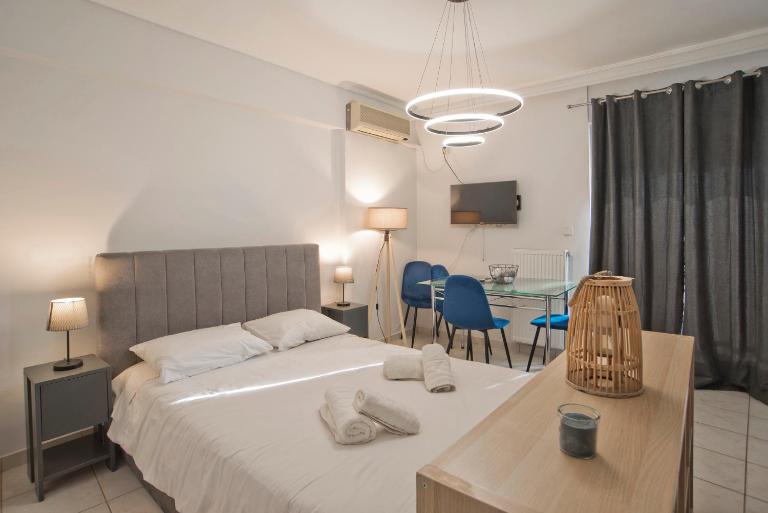 Ella Suite Piraeus Stylish St, Balcony & Sea View - B&B El Pireo