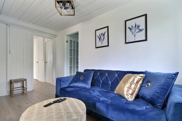 Cozy 2BR - 2 King Beds & 2 Parking - 8min to Old Town - Bed and Breakfast Québec
