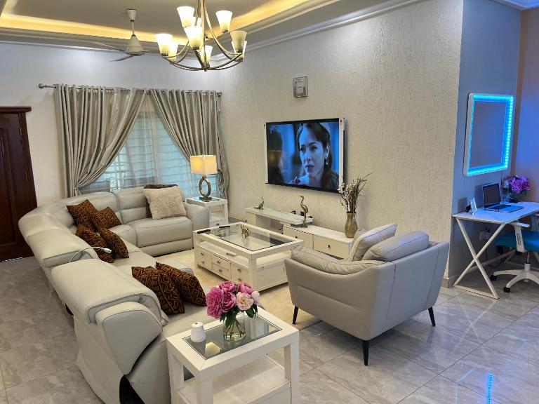 THE AFRICAN PALACE- Free Airport Pick up - High Speed Starlink WiFi - Car Rental - B&B Tamale