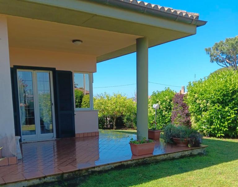 VILLA DAL PESCATORE Apartment - Elegant Retreat between Anzio & Nettuno with Garden and refined Patio - Train Station 500mt - B&B Nettuno