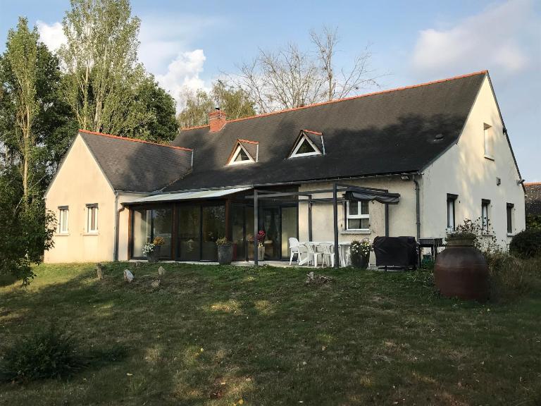 Grande Maison au Bord d'un Lac avec Spa, Jardin Clôturé et Proche du ZooParc de Beauval - FR-1-591-336 - B&B Luçay-le-Mâle