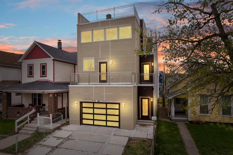 Luxe Retreat! Bar|Rooftop DT Views|Hot Tub|Arcade - B&B Indianapolis
