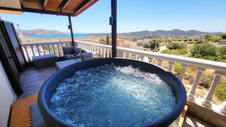 Villa Golden Sun with swimming pool and jacuzzi - B&B Anavyssos