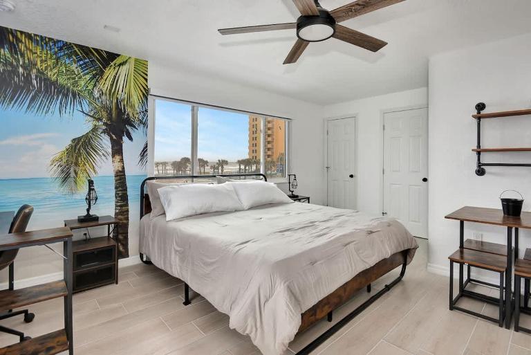 Breathtaking King Suite #9 Steps to Daytona Beach - B&B Daytona Beach