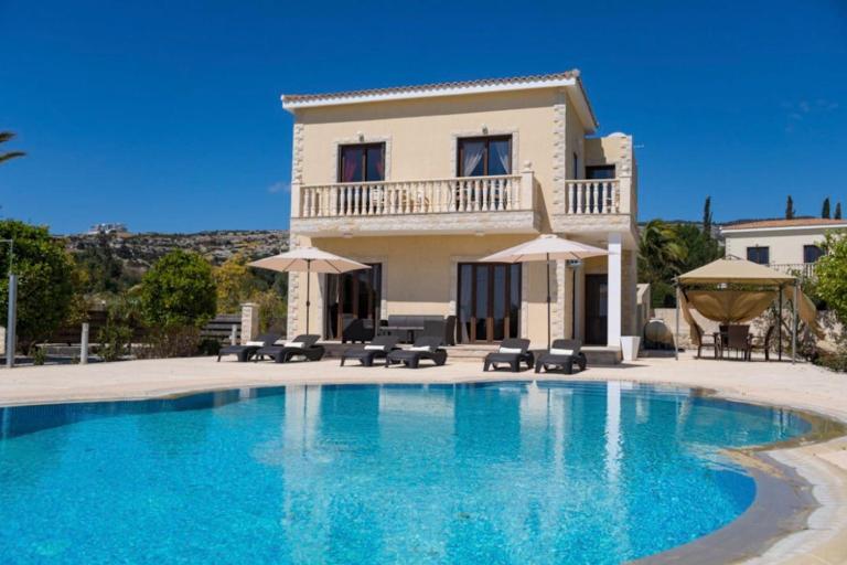Villa Julia I - Luxury 3-BR Retreat with Sea & Mountain Views - Bed and Breakfast Pégeia