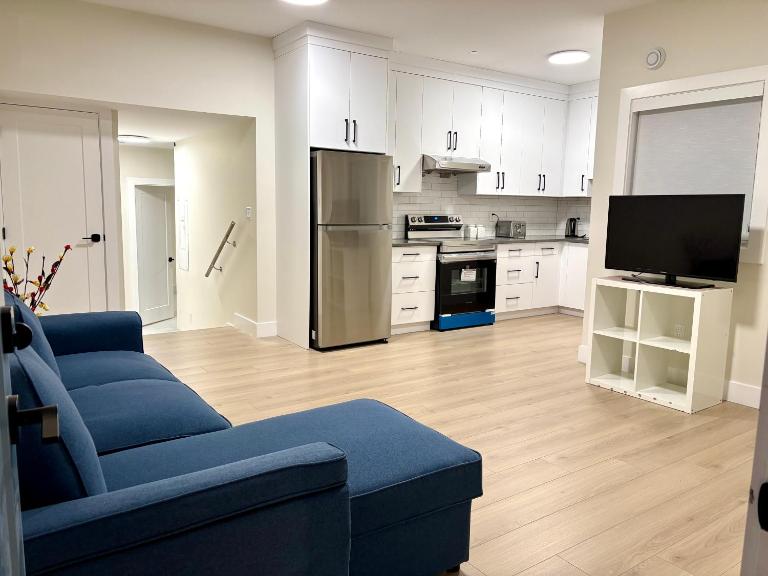 Sunny White Rock 2BR, Steps to Sand, Brand New Stay - B&B White Rock