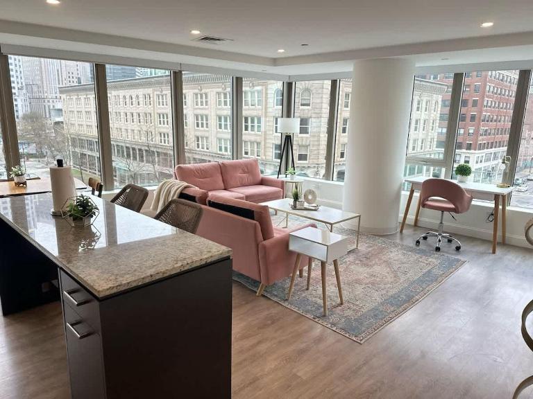 Upscale 2BR Condo with Gym & Parking near MGH & TUFTS - Chambres d'hôtes Boston