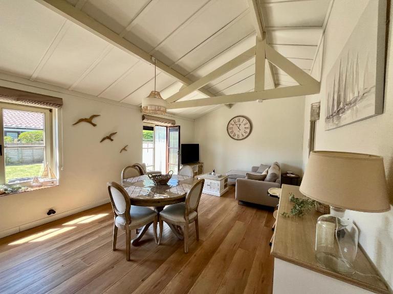 Myfa Beachcottage Zeewind II 243 - Bed and Breakfast Bredene
