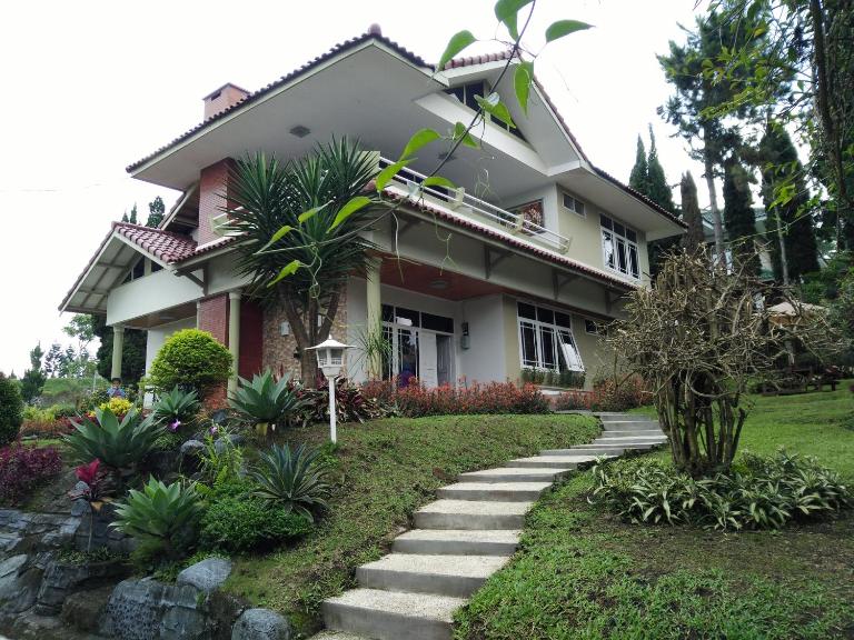 Villa Bougenvile Lembang Asri - B&B Lembang