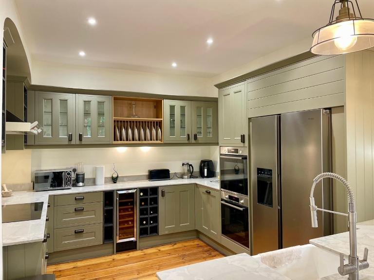 Gorgeous 4 bedroom Townhouse - Chambres d'hôtes Kingsthorpe
