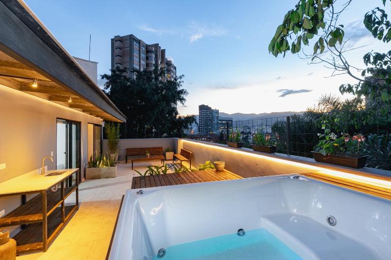 B3 4BR Poblado Penthouse wit AC and Jacuzzi - B&B Medellín