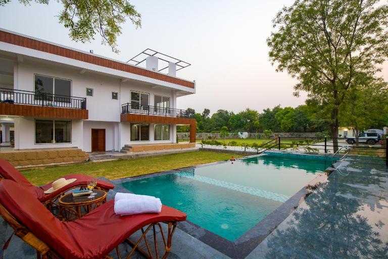 ELIVAAS Signature 3 BHK Amber Villa With Pvt Pool, Game Room & Studio Rooms - Chambres d'hôtes Dhauj