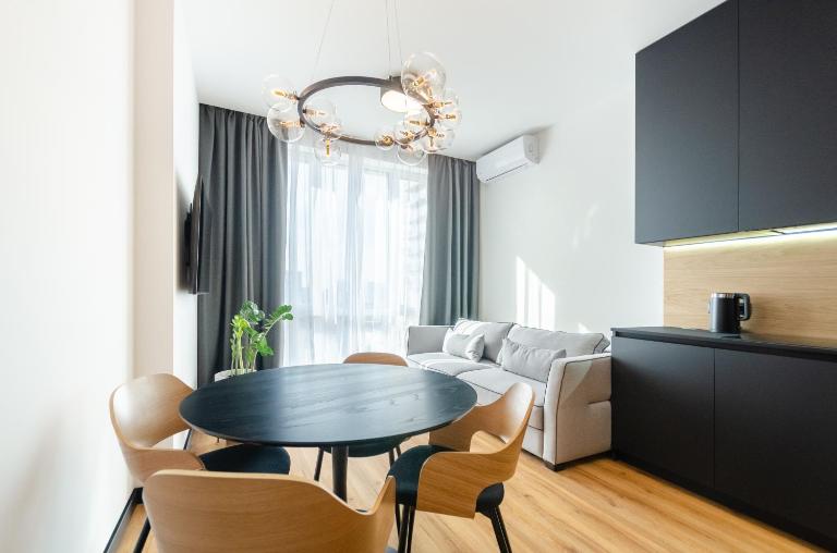 ДДД! 7-180 Yaroslaviv Grad, Bulvarno Kudriavska 17, Kyiv centre, Golden Gate metro nearby, fantastic city view, 15 kW backup power, Petrovdom Apartment - B&B Kyiv