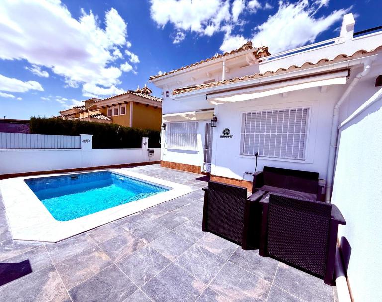 Gregorys Poolside Villa - B&B Sucina