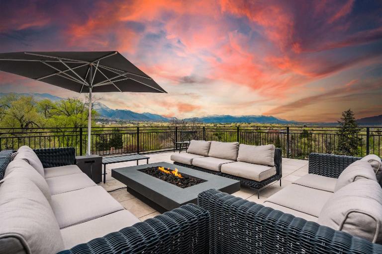 The Overlook Luxury Rooftop Retreat by Broadmoor - B&B Colorado Springs
