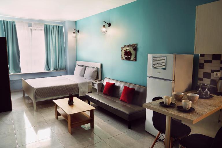 Menta Studios, next to metro station, smart tv - Bed and Breakfast Thessaloniki