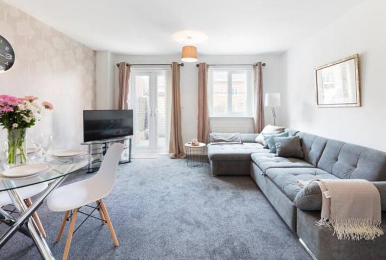 Comfortable Bedrooms in Walsall -Modern 3 Bathrooms-Sleeps 9 - B&B Walsall