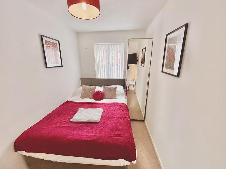 Bright Bedrooms in Walsall -Modern 3 Bathrooms-Sleeps 9 - Ferienwohnung Walsall