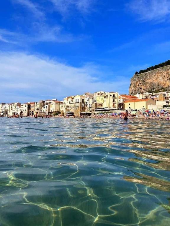 Stromae Central Apartment Cefalu 1 Minute Duomo Beach 3 Bedrooms 8 Guests Free WiFi - Chambres d'hôtes Cefalù