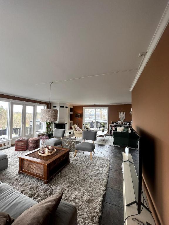 5 bedroom Spectacular view & charming house in Vollen centre - B&B Vollen