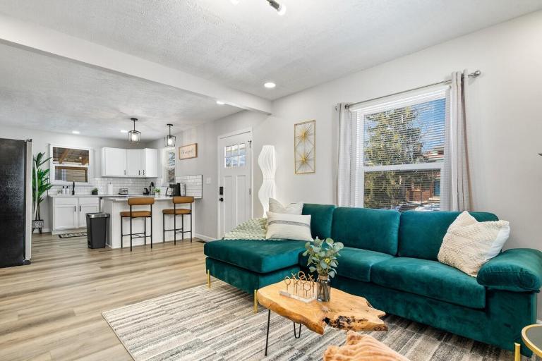 Game Room Retreat with Firepit and Gym, Sleeps 12 - B&B Indianapolis