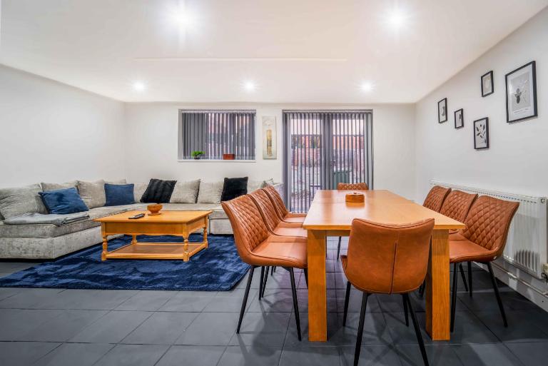 7 Bed House - Close to A46 - Ferienwohnung Warwick