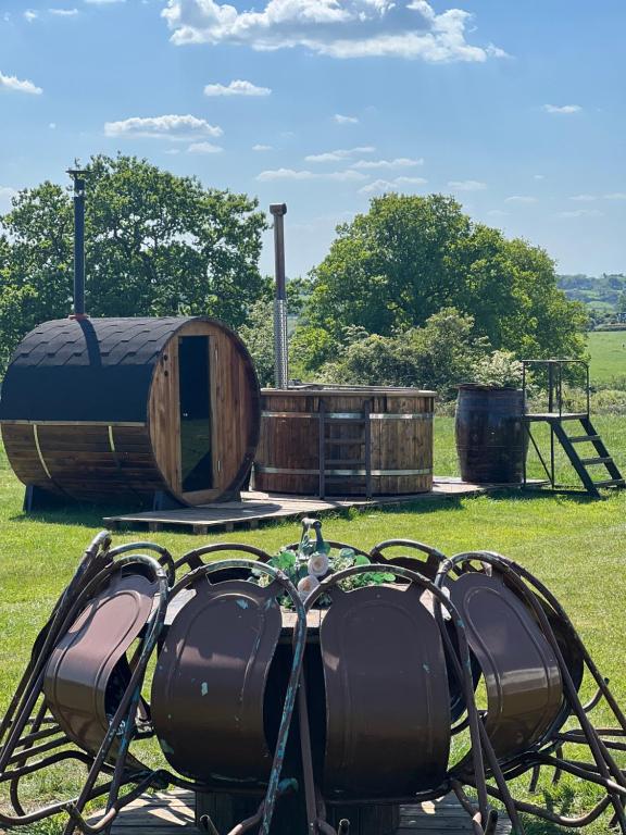 GreenFeilds Glamping Stargazing Yurts and Outdoor Spa - B&B Milwich