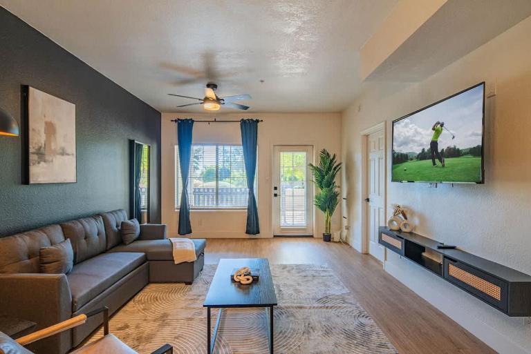 Chic Golf Pickleball Pool Hot Tub King Bed Parking - B&B Scottsdale