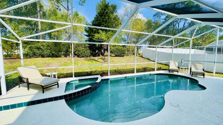 Close To Disney, Spacious Pool Home W Spa 430 - Bed and Breakfast Davenport