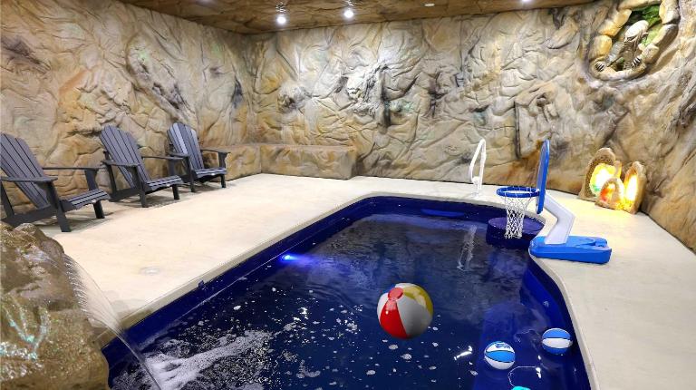Gandalf's Getaway - Themed, Indoor 80 Degree Pool, Theater, & Arcade - B&B Sevierville