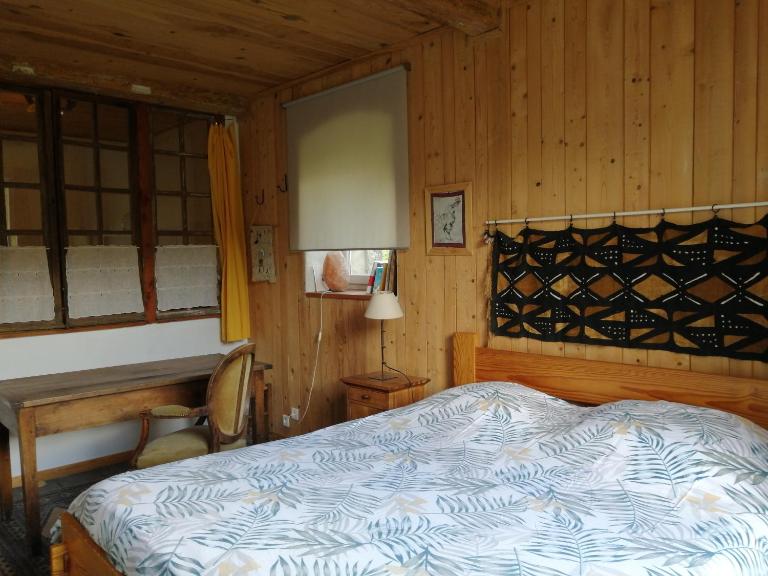 Chambre tranquille avec salle de bain privative - B&B Saint-Julien-la-Vêtre