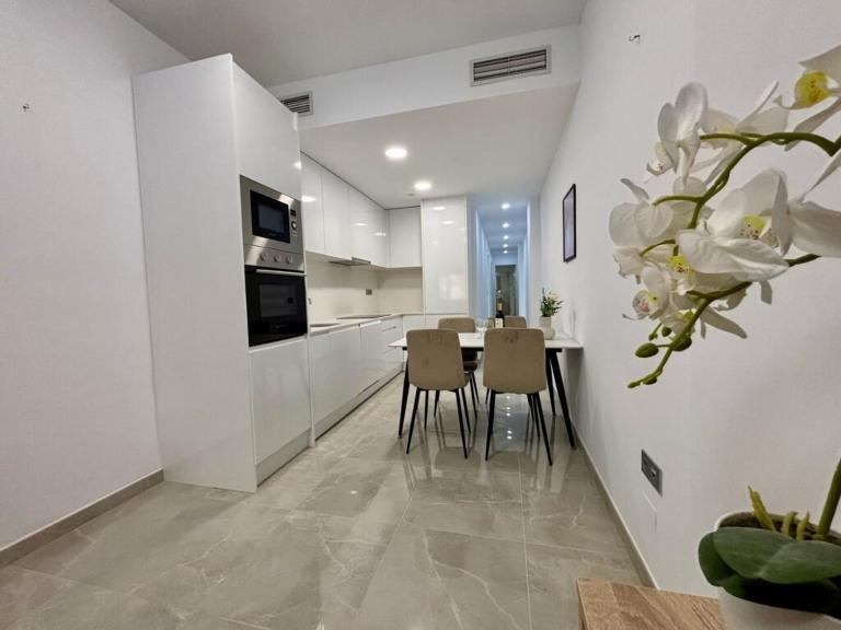 Apartment near Playa de Cura with a rooftop swimming pool - B&B Torrevieja