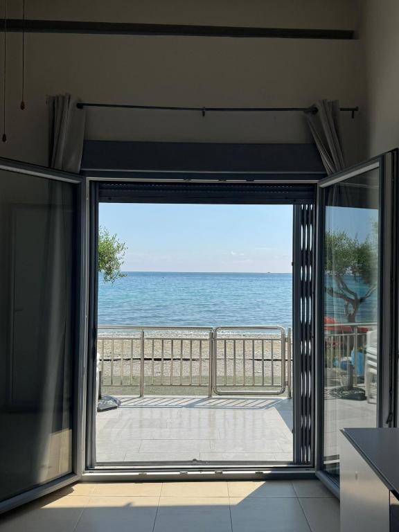 Beachfront Paradise - Ferienwohnung Leptokaryá
