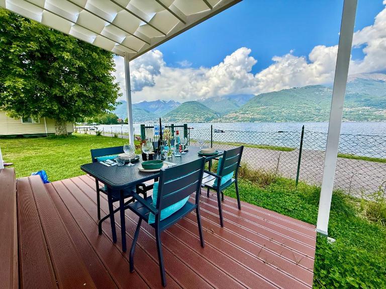 Bungalow MAREA Lido di Colico, direkt at the lake & in center & near Ferry to Bellaggio - Bed and Breakfast Colico