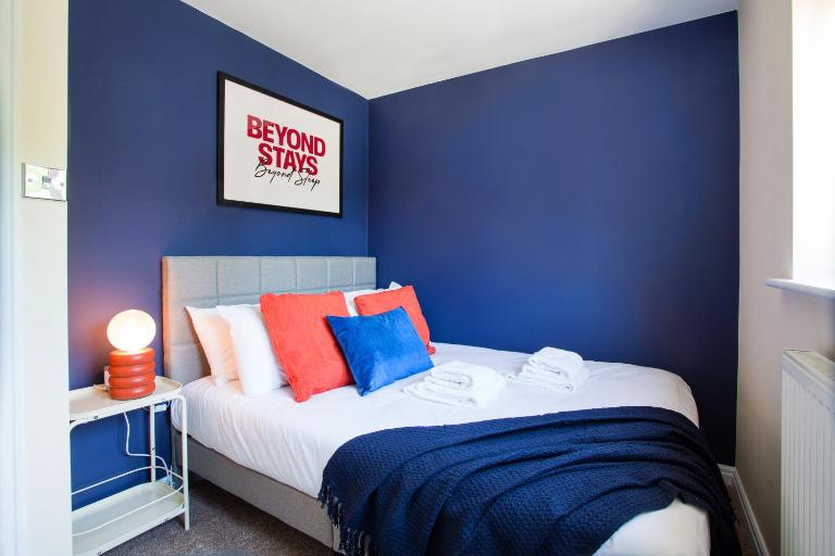 Comfy 3BR City Home - Near Deansgate - Perfect for Work, Leisure & Stadium Visits with Parking - Chambres d'hôtes Manchester