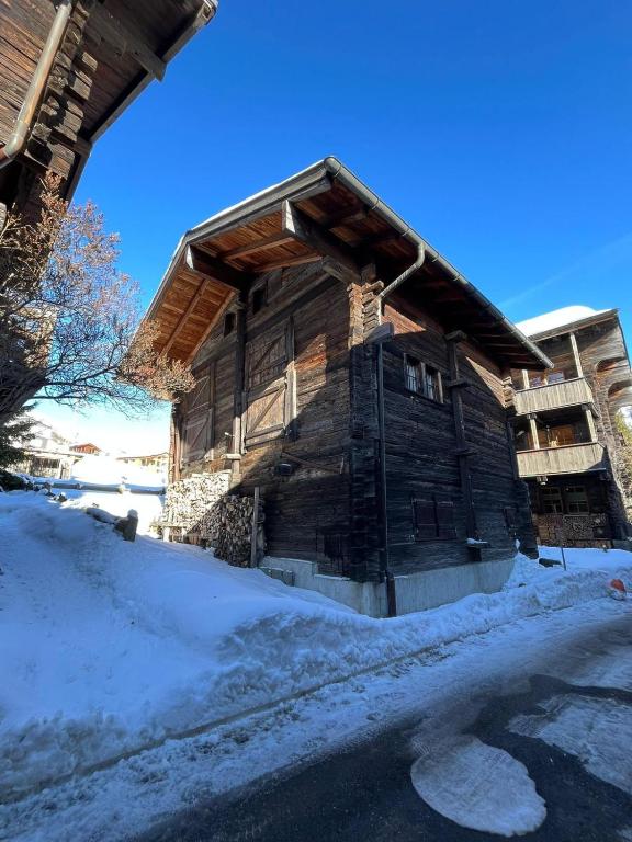 Magnificent chalet Opa - Bed and Breakfast Reckingen-Gluringen