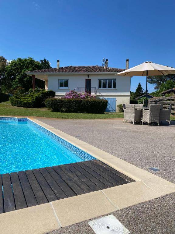 Maison Pierre 3 bedroom house with swimming pool - B&B Léon
