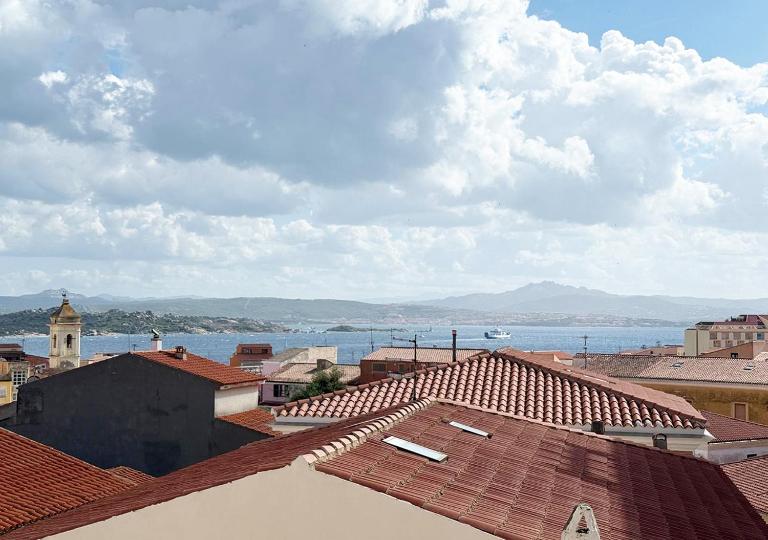 LaureLiving Holiday Home Bellavista centro - Chambres d'hôtes La Maddalena