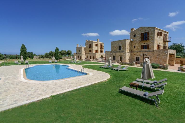 Arodamos Villa with a pool, children's games, and BBQ, perfect for 23 people! - Ferienwohnung Skouloúfia