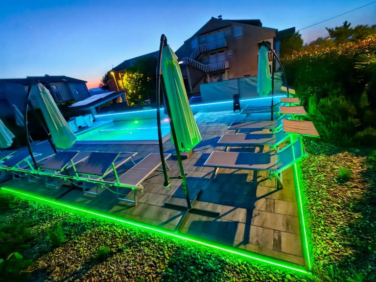 Apartments Lea with pool 2 - Chambres d'hôtes Malinska