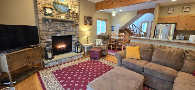 Our Heart's Desire- spacious 3 BR condo with hot tub in great location! - B&B McHenry