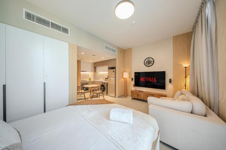 Poolview Studio Aljada Apartment With Carrefour by BlueCloud Holidays - B&B Sharja