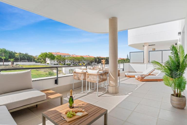 Aranya Garden View - Golf & Beach Escape - B&B Estepona