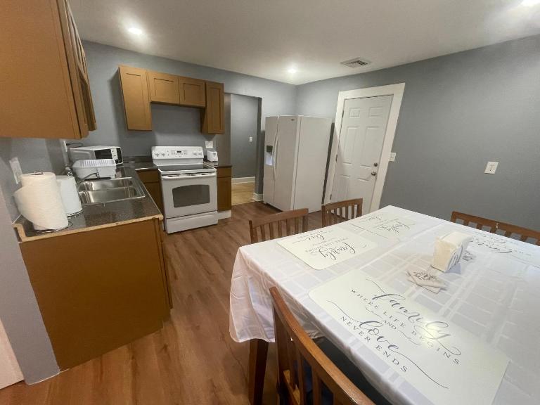 Comfy 3 Bed 1 Bath with Wifi in College and Restaurant Area - B&B Springfield