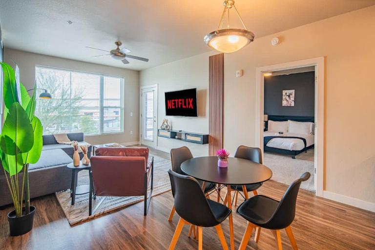 Trendy 2BD Gym Pool Parking WD Sleeps 8 - B&B Tempe